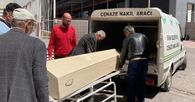 Keneyi eliyle ezince hayatını kaybetti