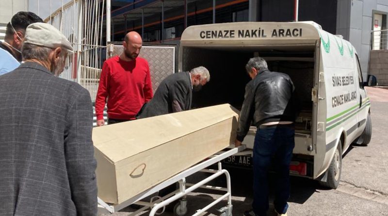 Keneyi eliyle ezince hayatını kaybetti