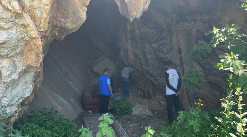 Keyfine düşkün definecilerin mağara hayatı şoke etti