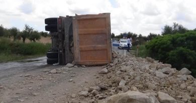 Kilis’te hafriyat kamyonu devrildi yol trafiğe 1.5 saat kapandı