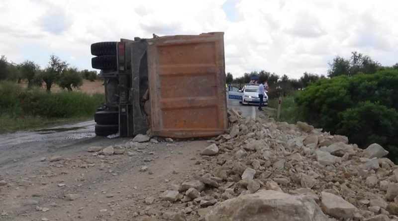 Kilis’te hafriyat kamyonu devrildi yol trafiğe 1.5 saat kapandı