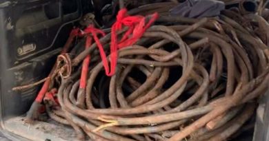 Kiraladıkları araçla çiftçilerin kablolarını çalan hırsızlar yakalandı