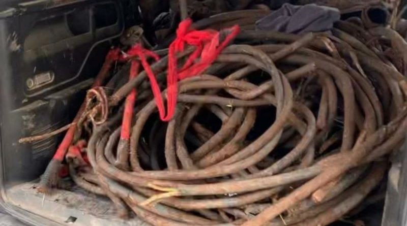 Kiraladıkları araçla çiftçilerin kablolarını çalan hırsızlar yakalandı