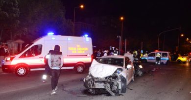 Kırmızı ışık ihlali yapan alkollü sürücü minibüsle çarpıştı: 3 yaralı