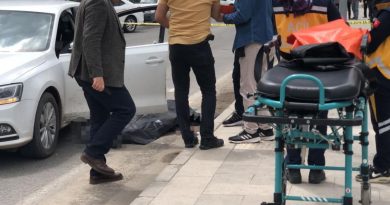 Kırmızı ışıkta beklerken araçta silahlı saldırıya uğradılar: 1 ölü, 1 yaralı