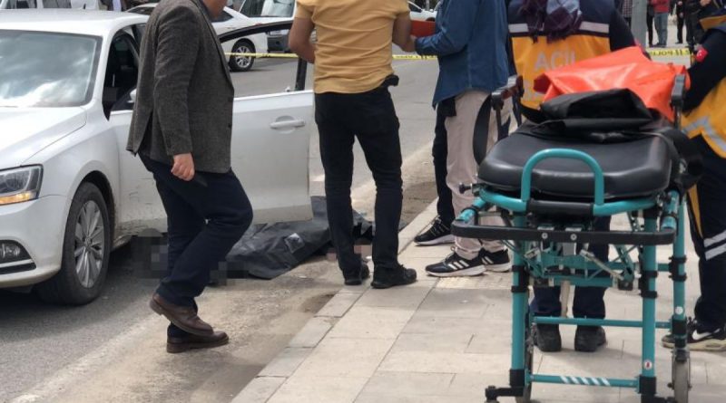 Kırmızı ışıkta beklerken araçta silahlı saldırıya uğradılar: 1 ölü, 1 yaralı