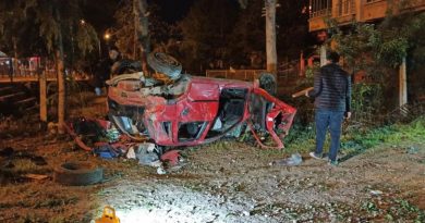 Kontrolden çıkan araç bahçe duvarına çarparak takla attı: 2 ölü, 1 yaralı