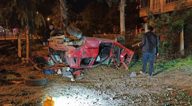 Kontrolden çıkan araç bahçe duvarına çarparak takla attı: 2 ölü, 1 yaralı