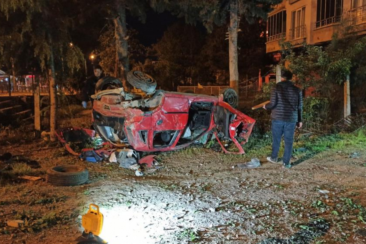 Kontrolden çıkan araç bahçe duvarına çarparak takla attı: 2 ölü, 1 yaralı