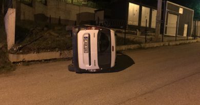 Kontrolden çıkan araç betona çarpıp yan yattı