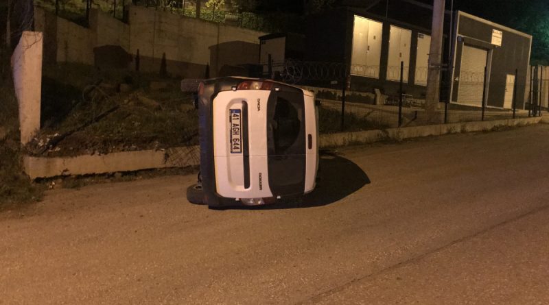 Kontrolden çıkan araç betona çarpıp yan yattı