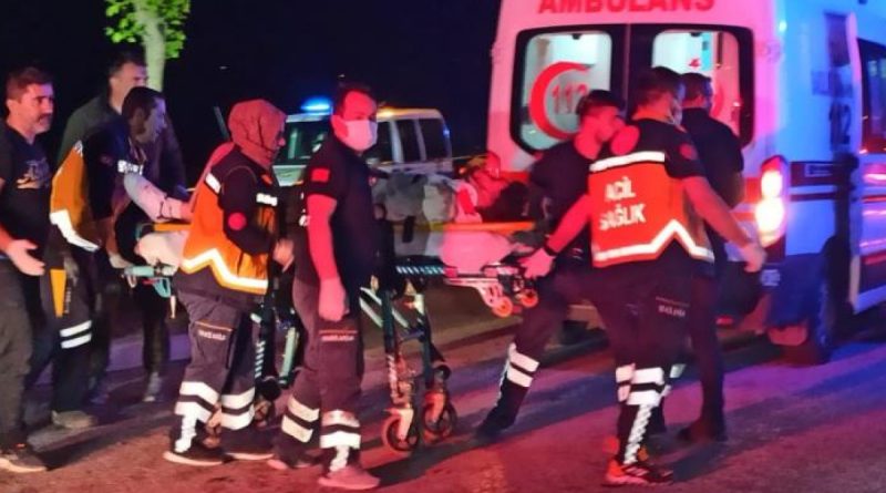 Kontrolden çıkan otomobil ağaç ve direği devirerek durabildi: 1'i ağır 5 yaralı