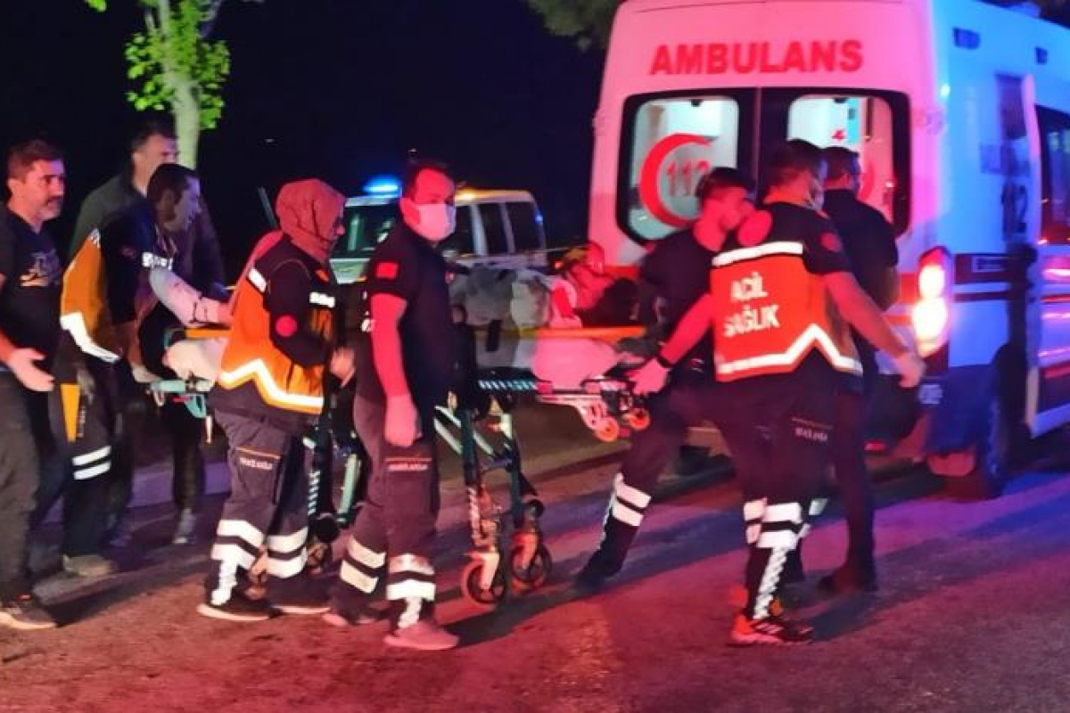 Kontrolden çıkan otomobil ağaç ve direği devirerek durabildi: 1'i ağır 5 yaralı