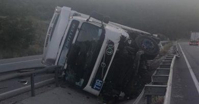 Kontrolden çıkan tır orta refüje devrildi