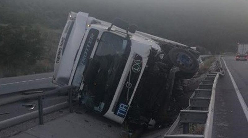Kontrolden çıkan tır orta refüje devrildi