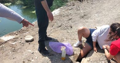 Köprüde ayağı sıkışan kadını itfaiye kurtardı