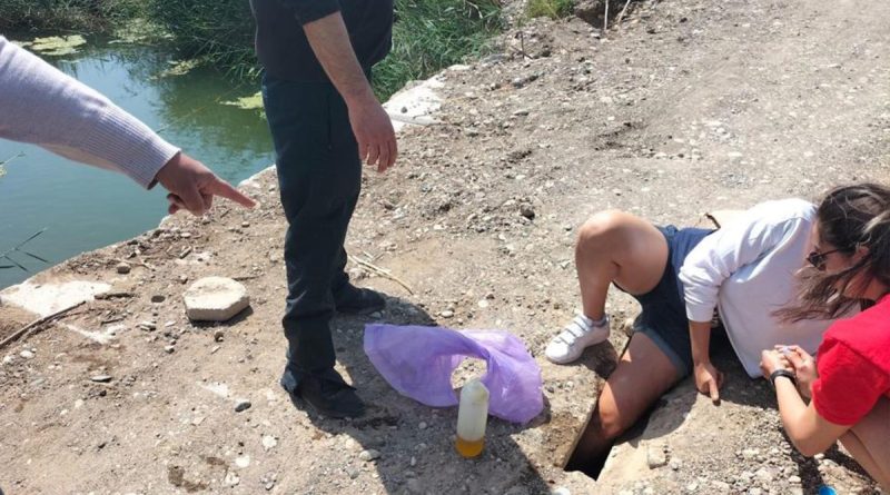 Köprüde ayağı sıkışan kadını itfaiye kurtardı