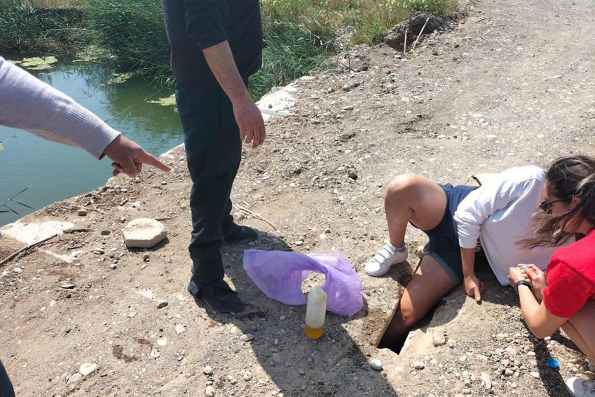 Köprüde ayağı sıkışan kadını itfaiye kurtardı