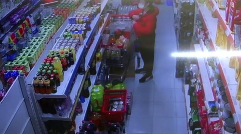 Küçükçekmece’de hırsızlık yapanları market sahibi yakaladı