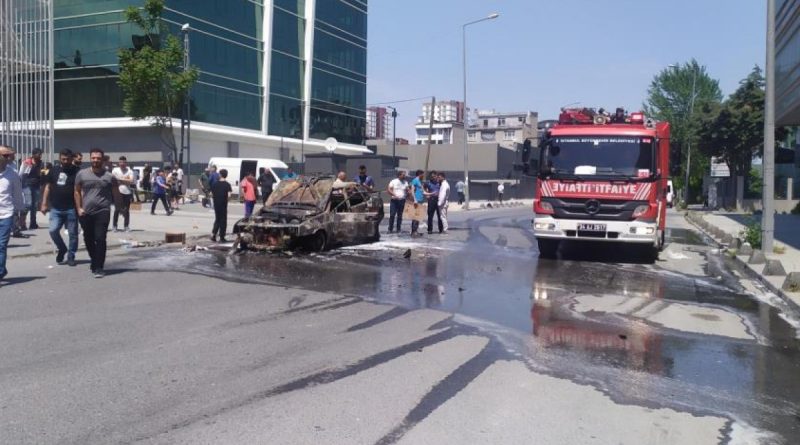 Küçükçekmece’de seyir halindeki araç alev topuna döndü