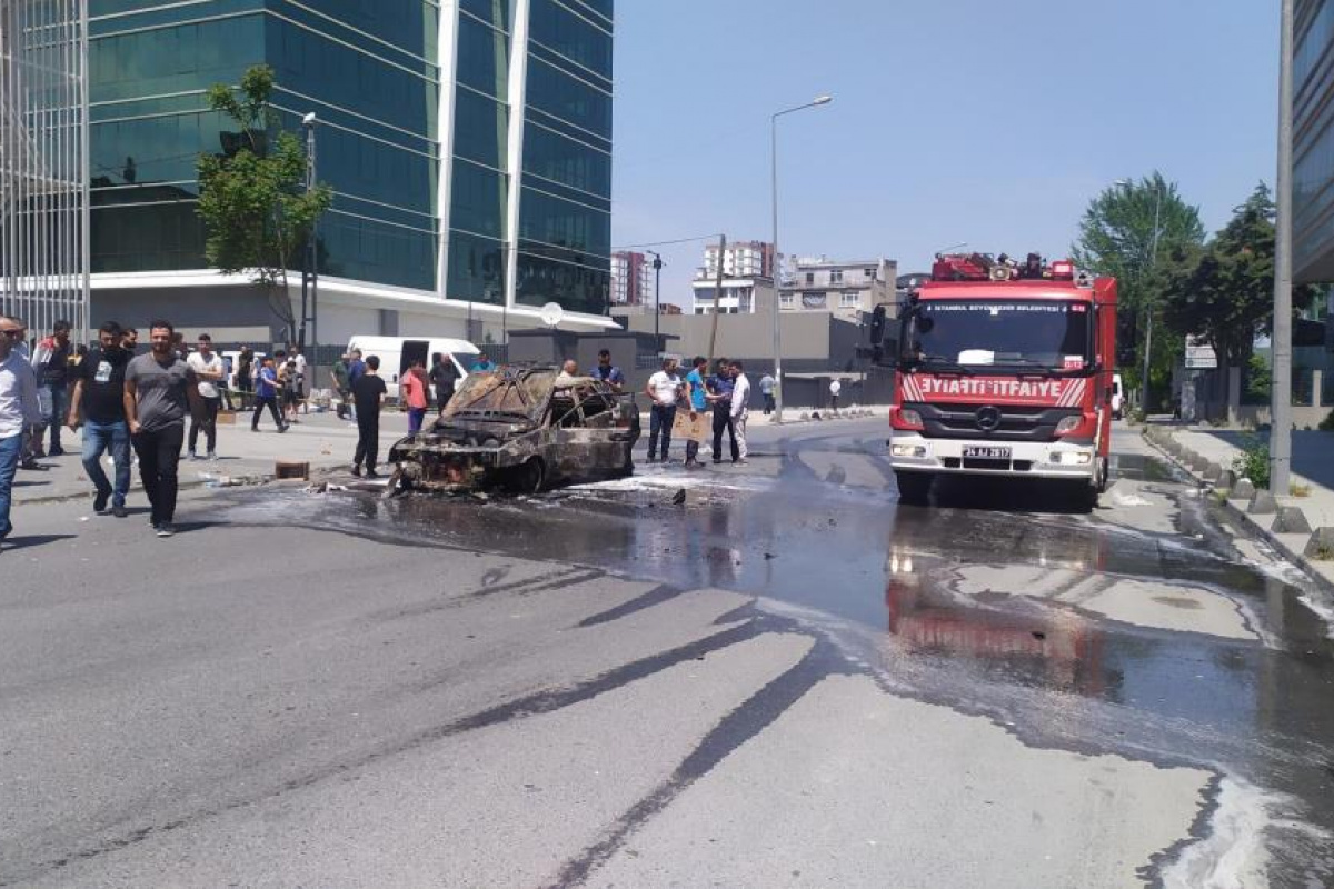 Küçükçekmece’de seyir halindeki araç alev topuna döndü