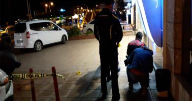 Kuşadası'nda bir mekânda güvenlik görevlisi silahla vuruldu