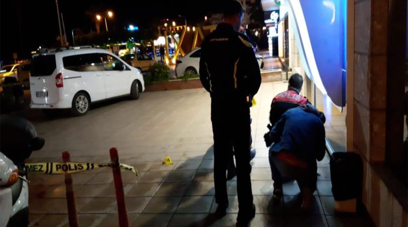 Kuşadası'nda bir mekânda güvenlik görevlisi silahla vuruldu