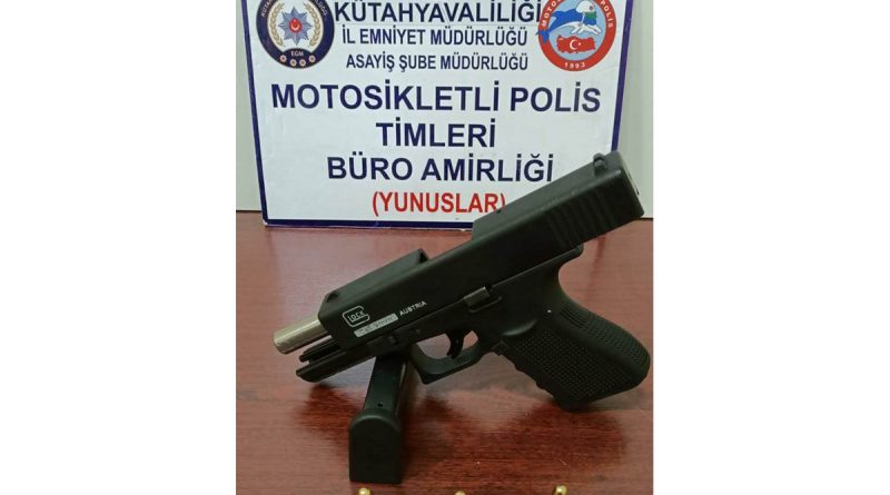 Kütahya’da bir araçta ruhsatsız tabanca ele geçirildi