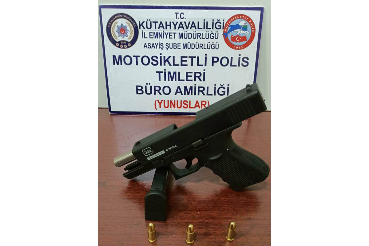 Kütahya’da bir araçta ruhsatsız tabanca ele geçirildi