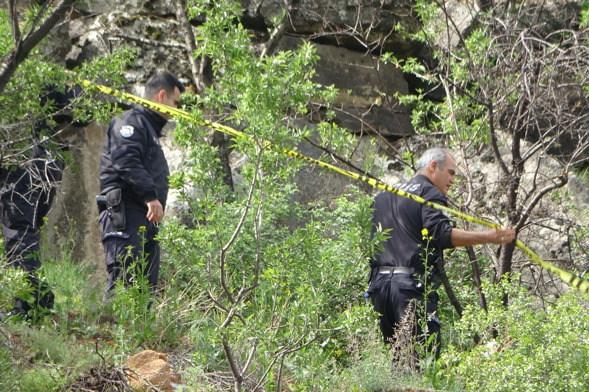 Liseli eski sevgililerin mezarlıktaki buluşması kanlı bitti: 1'i ağır 2 yaralı