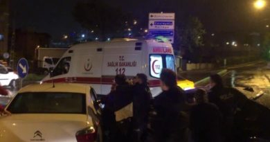 Maltepe'de, 1 kişinin yaralandığı kaza sonrası sürücülerin kavgası kamerada