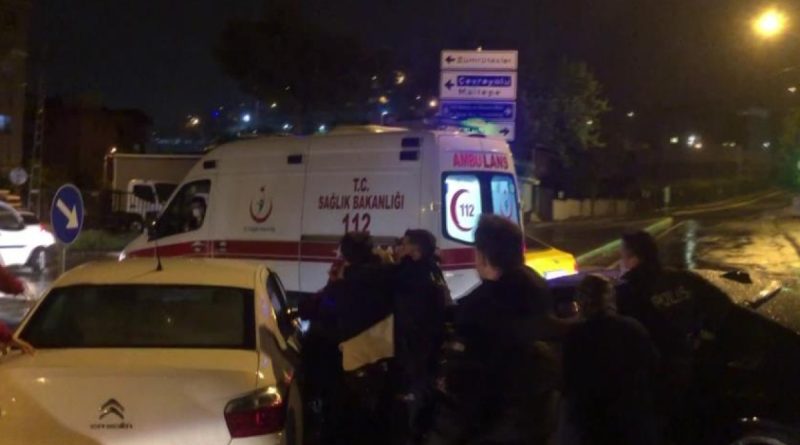 Maltepe'de, 1 kişinin yaralandığı kaza sonrası sürücülerin kavgası kamerada