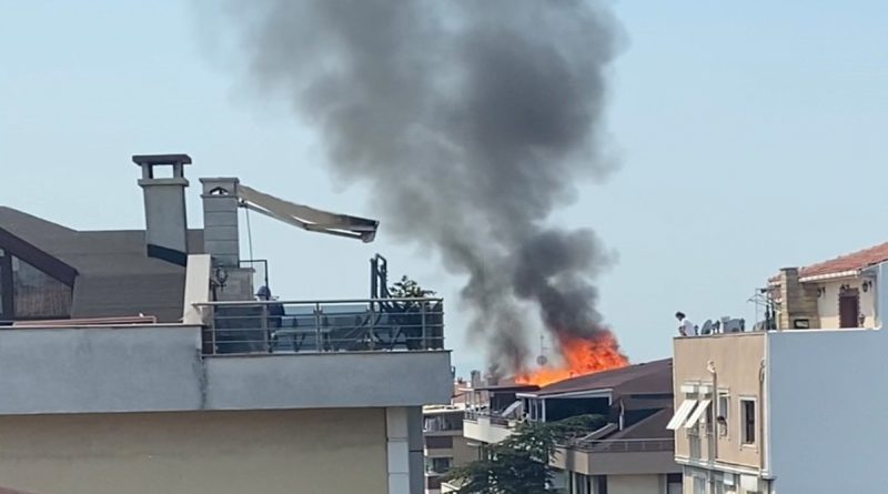Maltepe’de 5 katlı binanın çatısı alev alev yandı