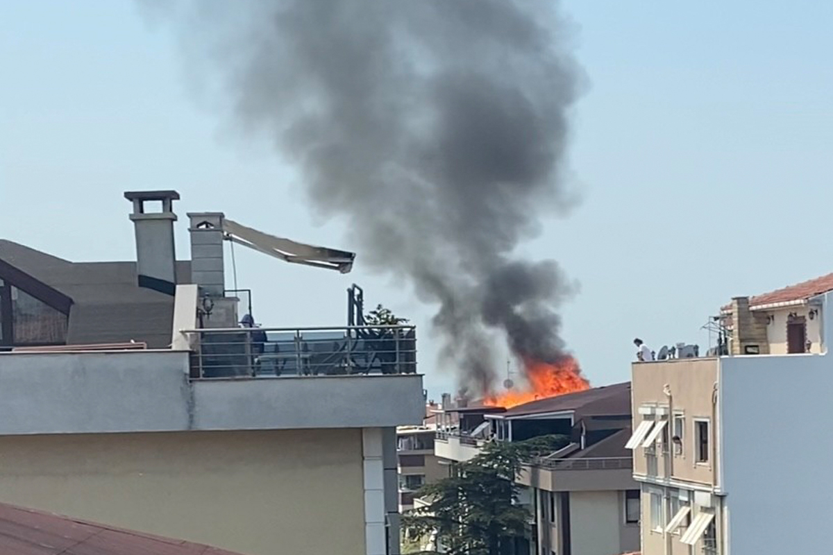 Maltepe’de 5 katlı binanın çatısı alev alev yandı