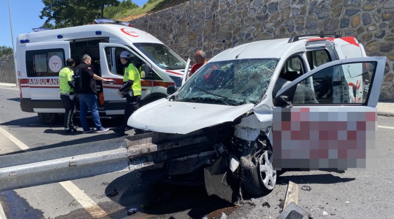 Maltepe’de ticari araç bariyerlere saplandı: 2 yaralı