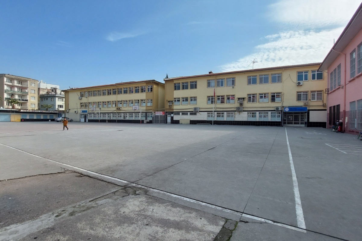 Manisa'da 38 öğrenci gıda zehirlenmesi şüphesiyle hastaneye kaldırıldı