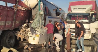 Manisa'da işçi servisi tıra çarptı: Çok sayıda yaralı var