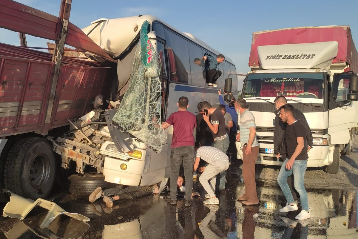 Manisa'da işçi servisi tıra çarptı: Çok sayıda yaralı var