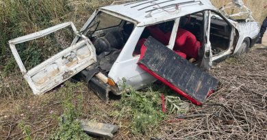 Manisa’da lastiği patlayan otomobil tarlaya devrildi, 2 kişi ölümden döndü