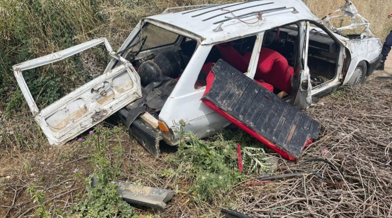 Manisa’da lastiği patlayan otomobil tarlaya devrildi, 2 kişi ölümden döndü
