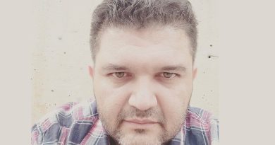 Manisa'da öğretim görevlisi evinde ölü bulundu