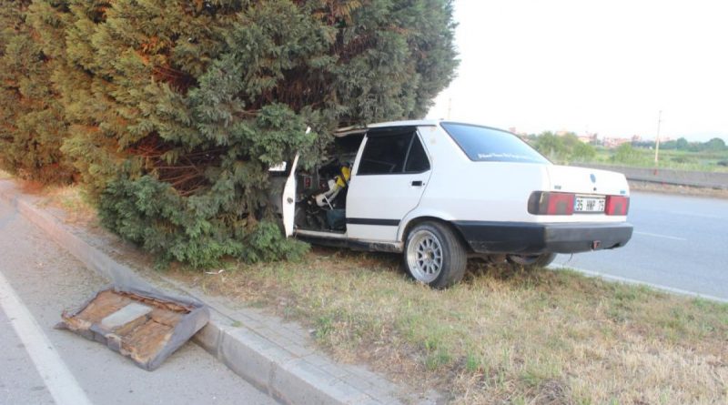 Manisa’da otomobil refüjdeki ağaca çarptı: 1 ölü, 1 ağır yaralı