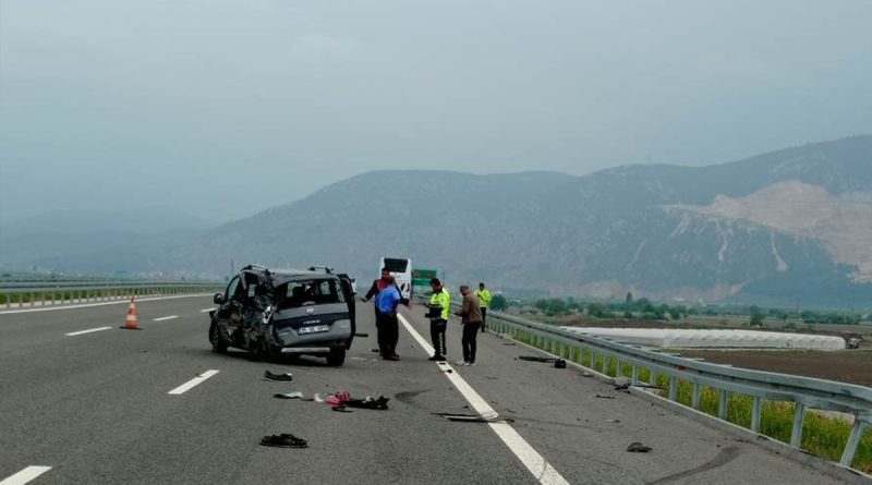 Manisa'da yolcu otobüs ile ticari araç çarpıştı: 5 yaralı