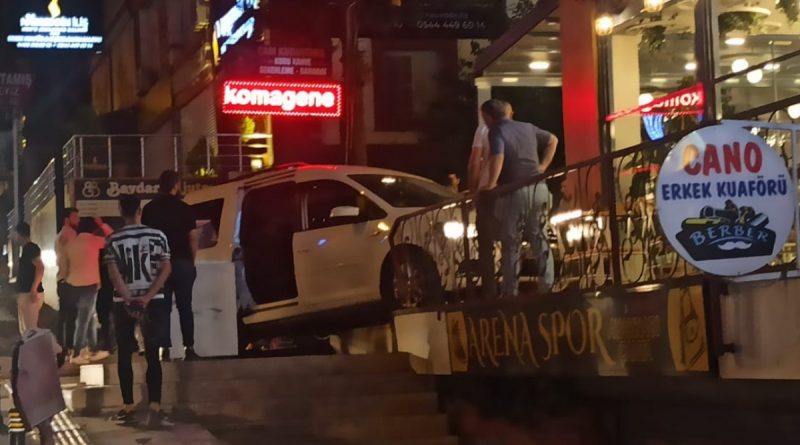 Mardin'de hızını alamayan araç kafeye daldı