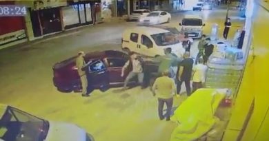 Market kapısında tekmeli yumruklu kavga kamerada