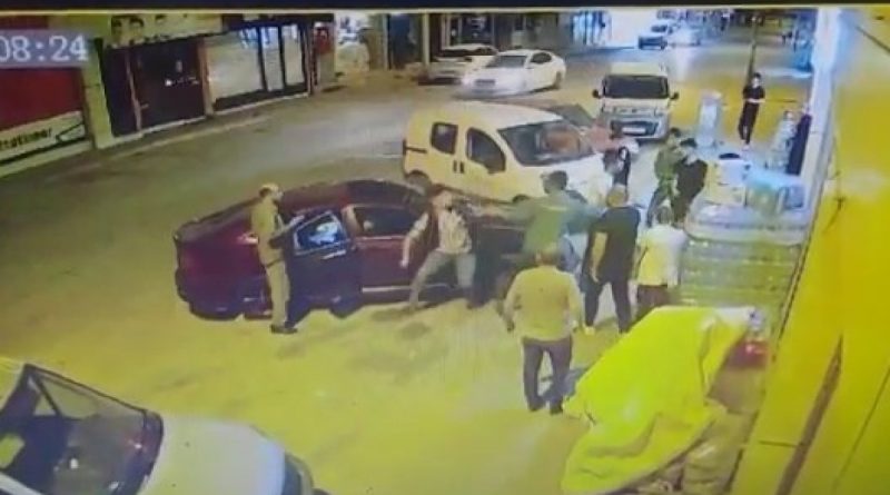 Market kapısında tekmeli yumruklu kavga kamerada