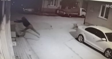 Marketin camını betonla kıran hırsız kamerada