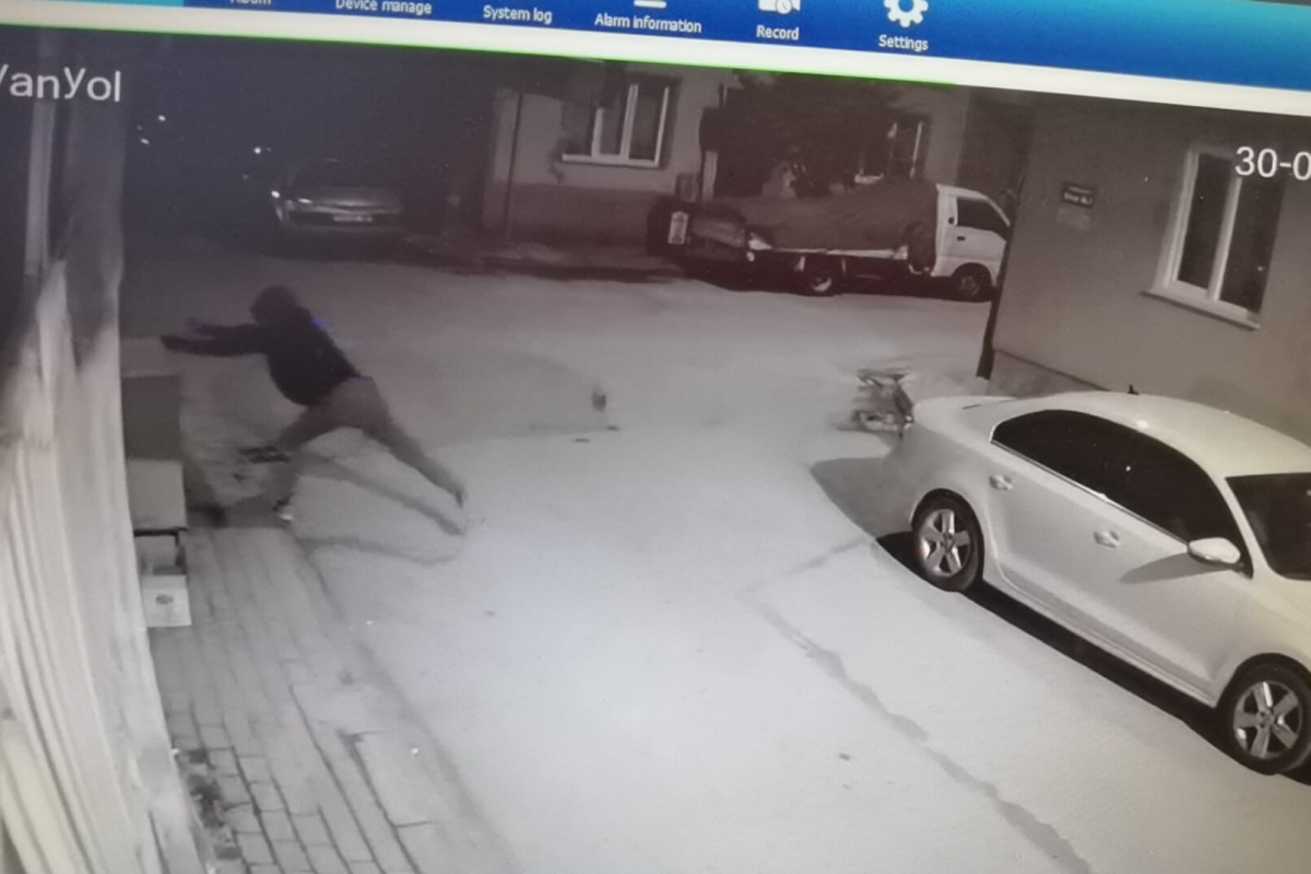 Marketin camını betonla kıran hırsız kamerada