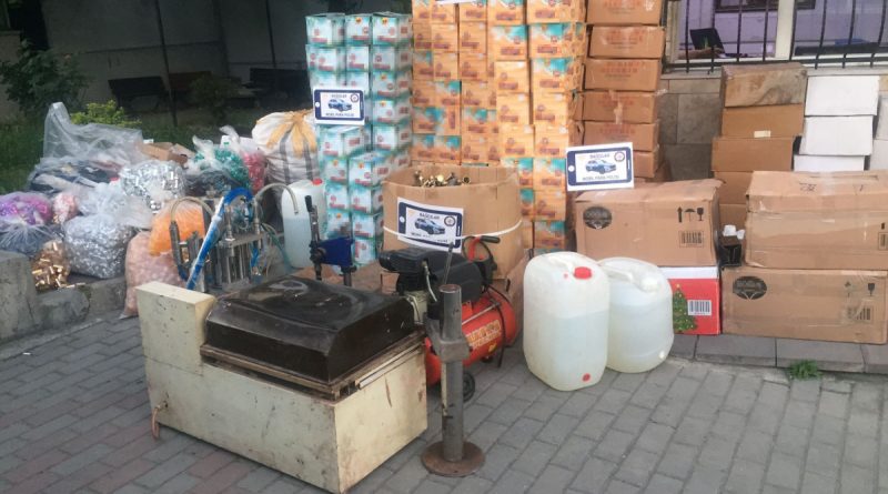 Merdiven altı ruhsatsız imalathanede binlerce şişe sahte parfüm ele geçirildi