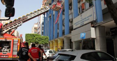 Mersin’de belediye binasında çıkan yangın korkuttu